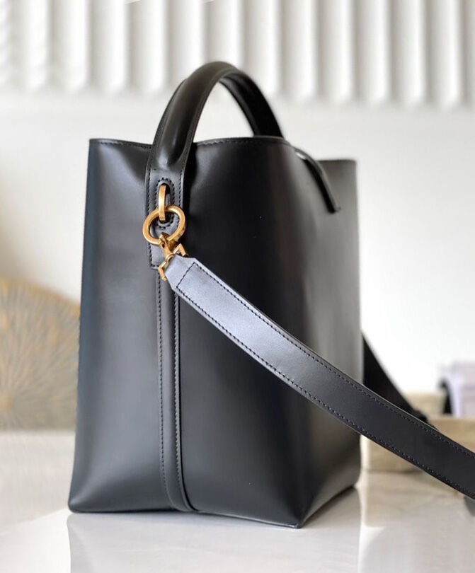 Saint Laurent Le 37 In Shiny Leather Black